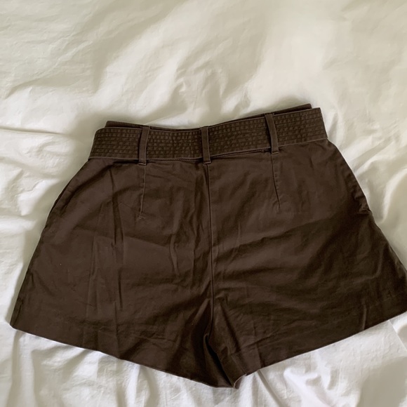Talula by Aritzia Dark brown pleated belted khaki shorts - Picture 3 of 3